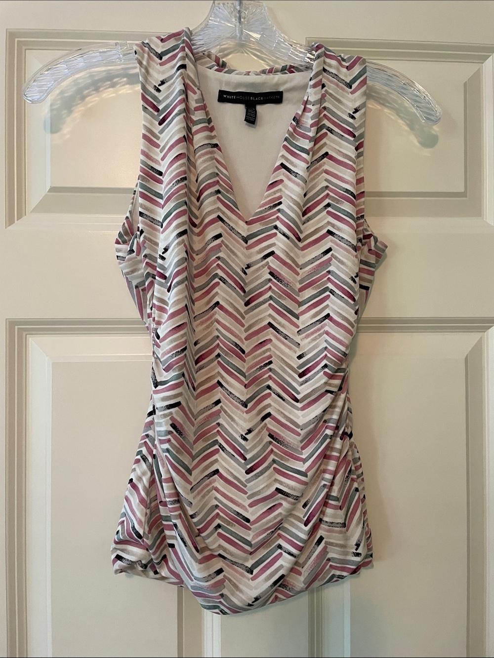 Sleeveless V-Neck Chevron Print Top - White & Pink